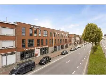 des bureaux modernes le long de l'a12