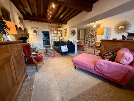 maison familiale en pierre face à vézelay