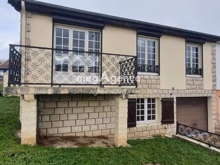 pavillon sur sous-sol semi-entérré dans un quartier pisé.