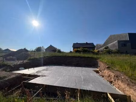 terrain à bâtir avec fondations