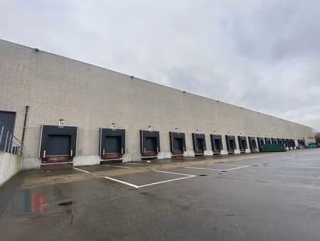 bâtiment logistique de 4.373 m² à la sortie de l' e313