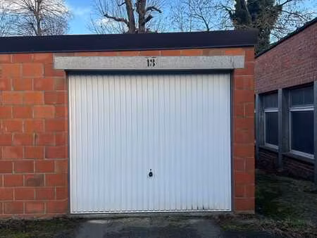 gesloten garagebox in complex