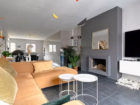 saint germain hyper centre duplex 5 pièces de 151.67 m² au sol .