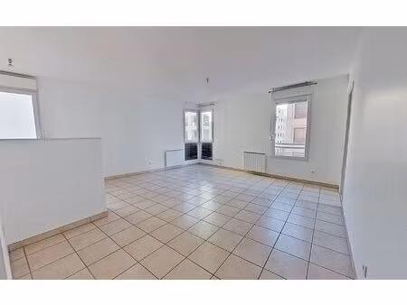 appartement lyon 7 61 m² t-3 à vendre  240 000 €