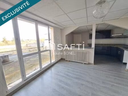 maison spacieuse composée de deux parties