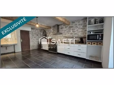 maison de village avec jardin et garage.