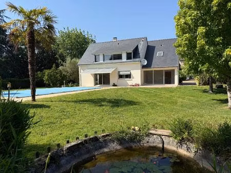 maison spacieuse avec piscine et terrain arboré.