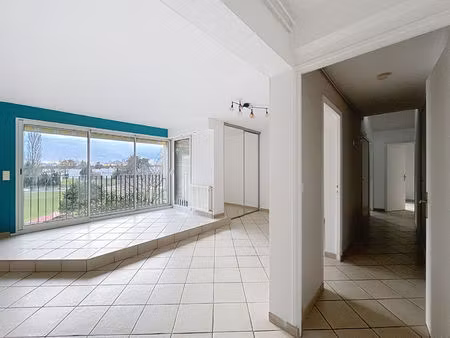 appartement de 78m  deux chambres  un garage  une cave.