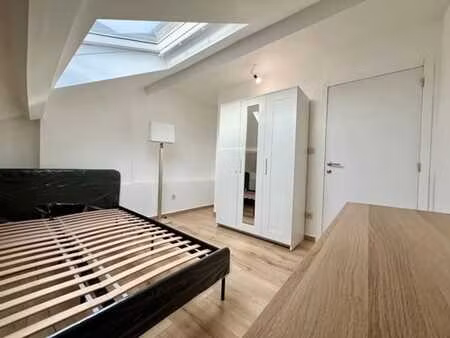 chambre meublée dans une maison de colocation rénovée