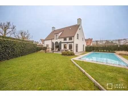 villa moderne située dans un quartier résidentiel à knokke.