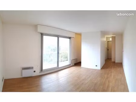 studio 30m² avec grand balcon sur jardin au 48 allée charles hildevert à 93340 le raincy