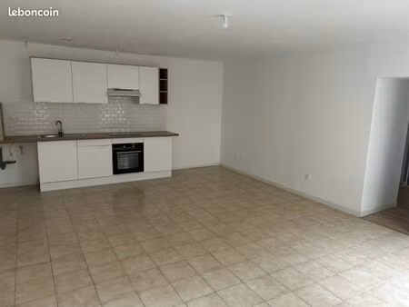 t2 refait à neuf – parking privé