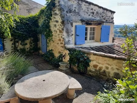 maison en pierre meublée avec terrasse et vue sur le ventoux