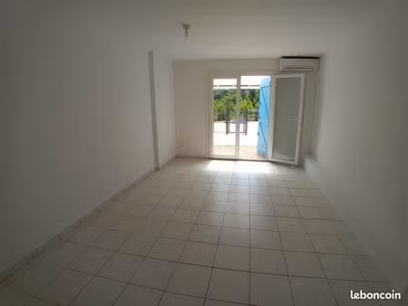 studio avec extérieur et parking