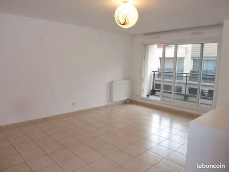 particulier loue t2 à lille avec place parking