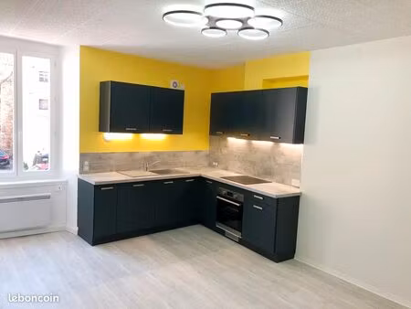 au centre de saint affrique  place voltaire  appartement t3  1er étage  maison de ville  v