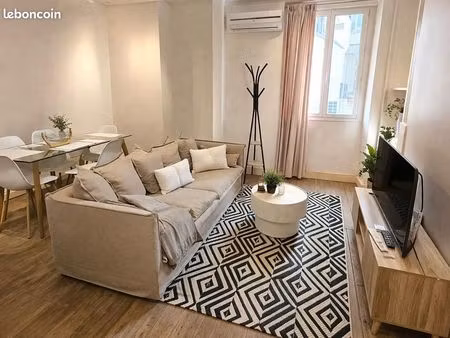 t2 meublé de 52 m² situé en centre de courtenay  à proximité immédiate des commerces et co