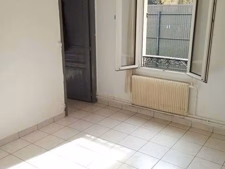 t2 rez de chaussée sur cour arborée