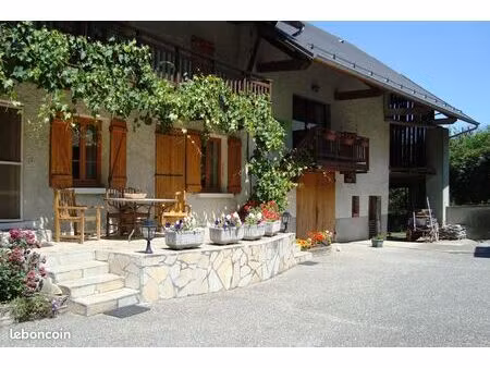 dans ferme rénovée chambres sdb wc cuisine proche montmélian