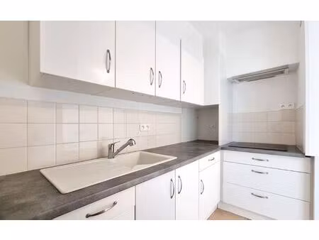 location appartement  m² t-2 à saint-privat-des-vieux  545 €