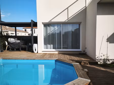 à louer villa 4 pièces avec piscine et grande terrasse à c