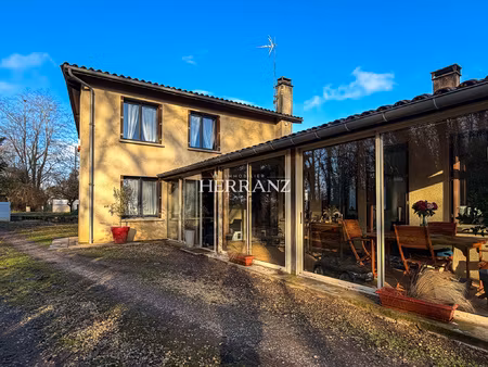 maison familiale de 160 m2 avec 6 chambres et deux garages à