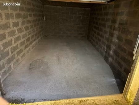 garage box fermé dans résidence sécurisée