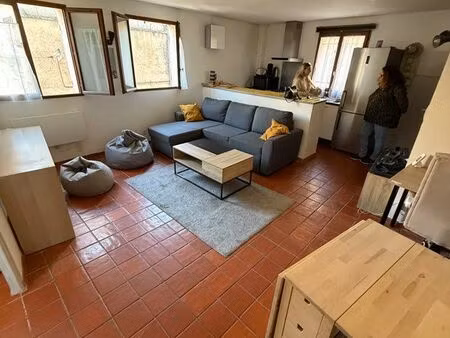 location t2 39m2. le puy sainte reparade
