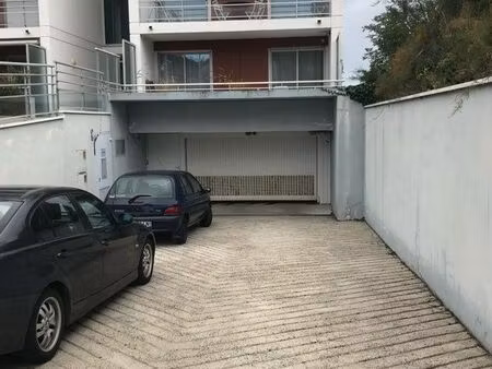 loue box fermé en sous-sol dans résidence sécurisée plage rosaires