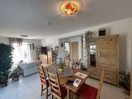 maison haut de gamme avec des pièces spacieuses. très bel emplacement !