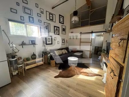 au cœur du village de nages-et-solorgues  cette maison pleine de charme offre un bel...