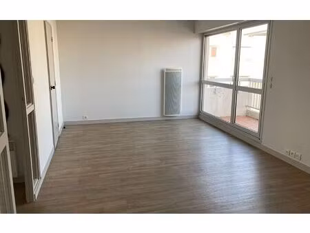 location appartement  42.78 m² t-1 à la rochelle  718 €
