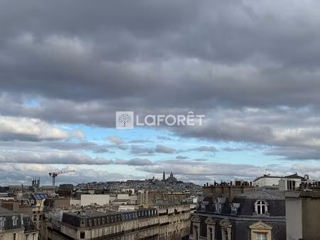 studette proche arc de triomphe