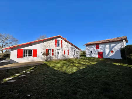 ferme landaise rénovée  5 chambres  piscine et dépendance