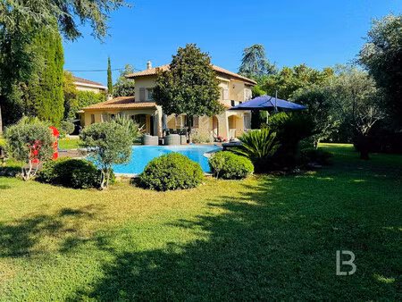 villa familiale 6 pièces avec piscine chauffée sur terrain pla