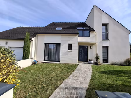 maison d'architecte de 178m2 - 8 pieces - 5 chambres - 830m2