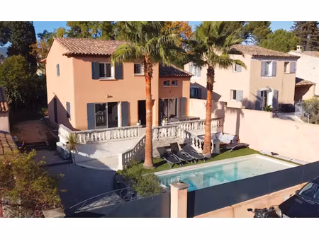 villa de caractère avec piscine 210 m2 de surface utile