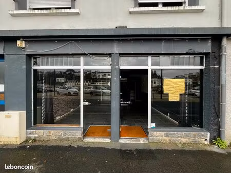 local - 36 m2 - parking 25 places juste en face
