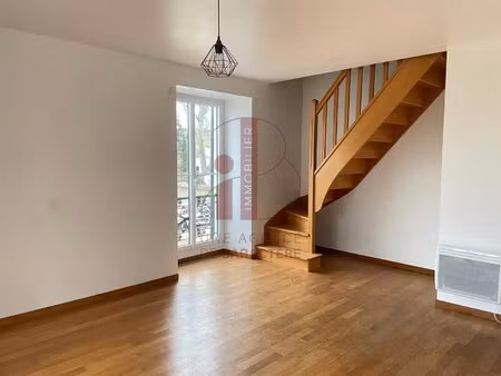 moret-sur-loing - proche centre-ville - duplex t3 de 80 m² avec places de parking