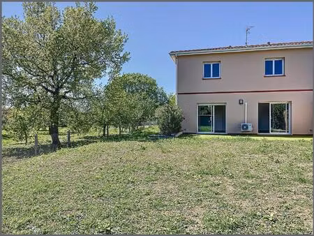 maison récente avec jardin et terrasse ensoleillée