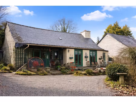 côtes-d'armor  maison indépendante en pierre de 2 chambres située dans le village de saint