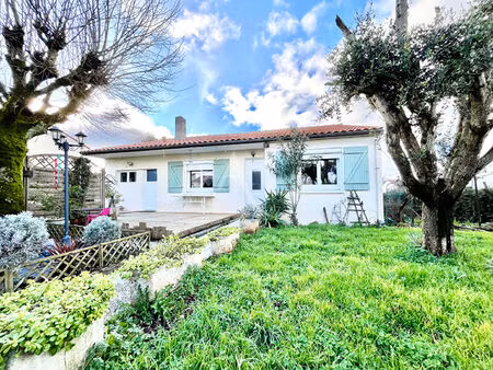 maison entièrement rénovée  beaux volumes  jardin et 2 garages