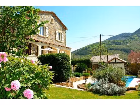 maison de charme en pierre avec grange