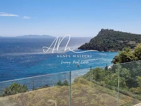 très belle propriété haut de gamme face à la mer et aux iles !