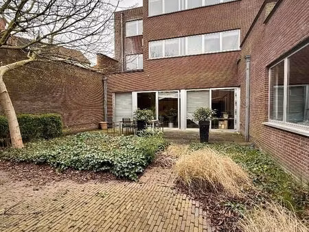 handelsgelijkvloers met depot en weldra 2 lofts of 4 appartementen.