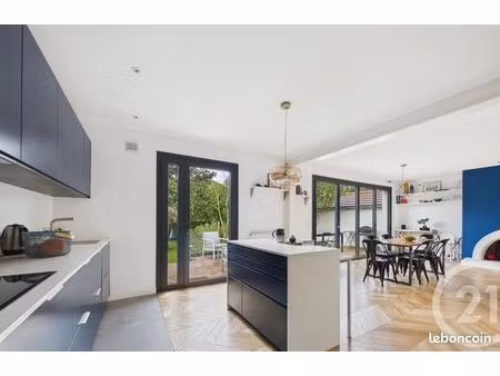 grande maison familiale située dans le triangle d’or à la varenne