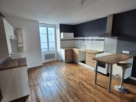 à louer – grand t3 lumineux – civray centre