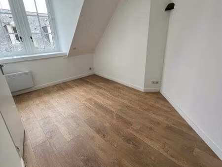 studio refait à neuf – lumineux – dernier étage – disponible de suite