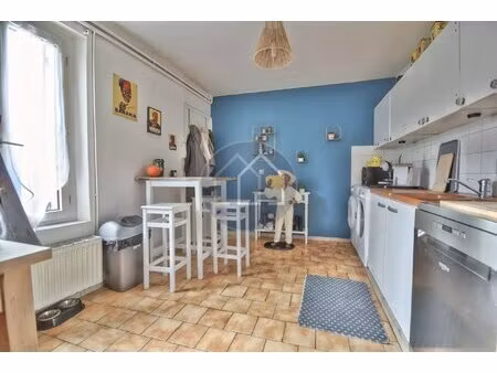 joli duplex  commerces et écoles à pieds  3 chambres  terrasse !