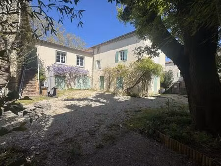 saint-chaptes  maison de charme au cœur du village de 185m² avec jardin.